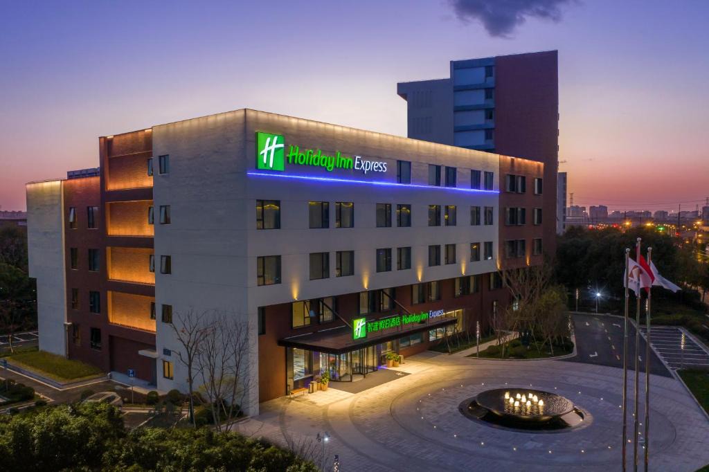 Pudong Hotel | Holiday Inn Express Shanghai Kangqiao by IHG