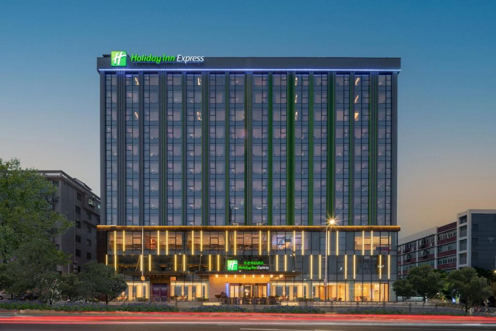 Longhua District Hotel | Holiday Inn Express Shenzhen Longhua by IHG