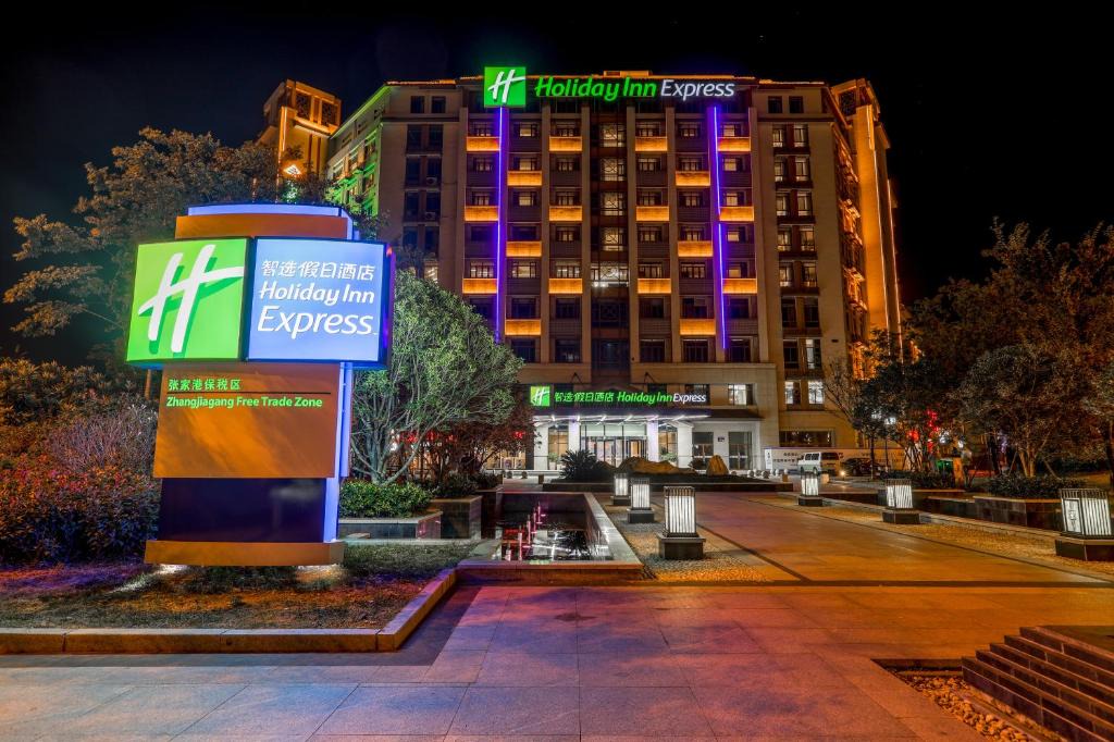 Zhangjiagang Hotel | Holiday Inn Express Zhangjiagang Free Trade Zone by IHG
