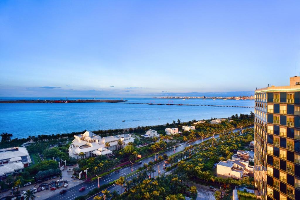 Donghu District Hotel | Holiday Inn Haikou West Coast by IHG