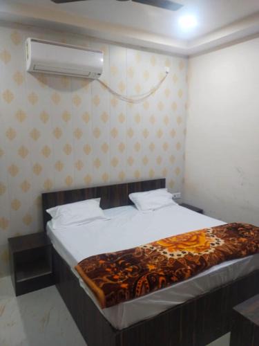 Varanasi Hotel | Hotel Varanasi Paradise - Best Seller - Parking facilities