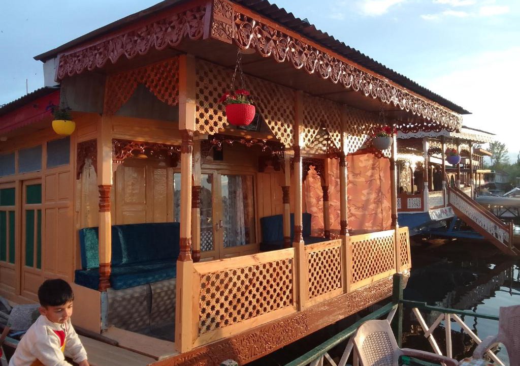 Dal Lake Cabin | Houseboat Quebec