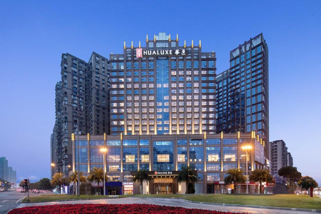 Shizhong District Hotel | Hualuxe Leshan, an IHG Hotel