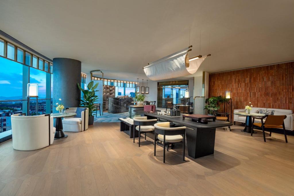 Shiqi District Hotel | HUALUXE Zhongshan City Center