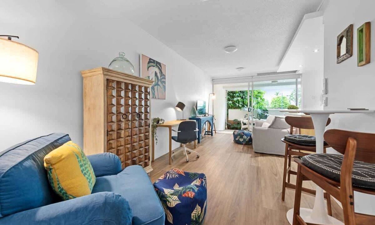 Teneriffe Apartment | Hustle & Bustle! 2 Bed/1Bath/1Car/Pool ~ Teneriffe