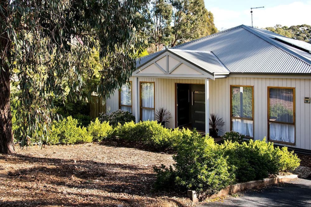 Hepburn House | Impressive Cabin with Hot-tub, Sauna, Fire pit and Pool Table in Hepburn, Victoria