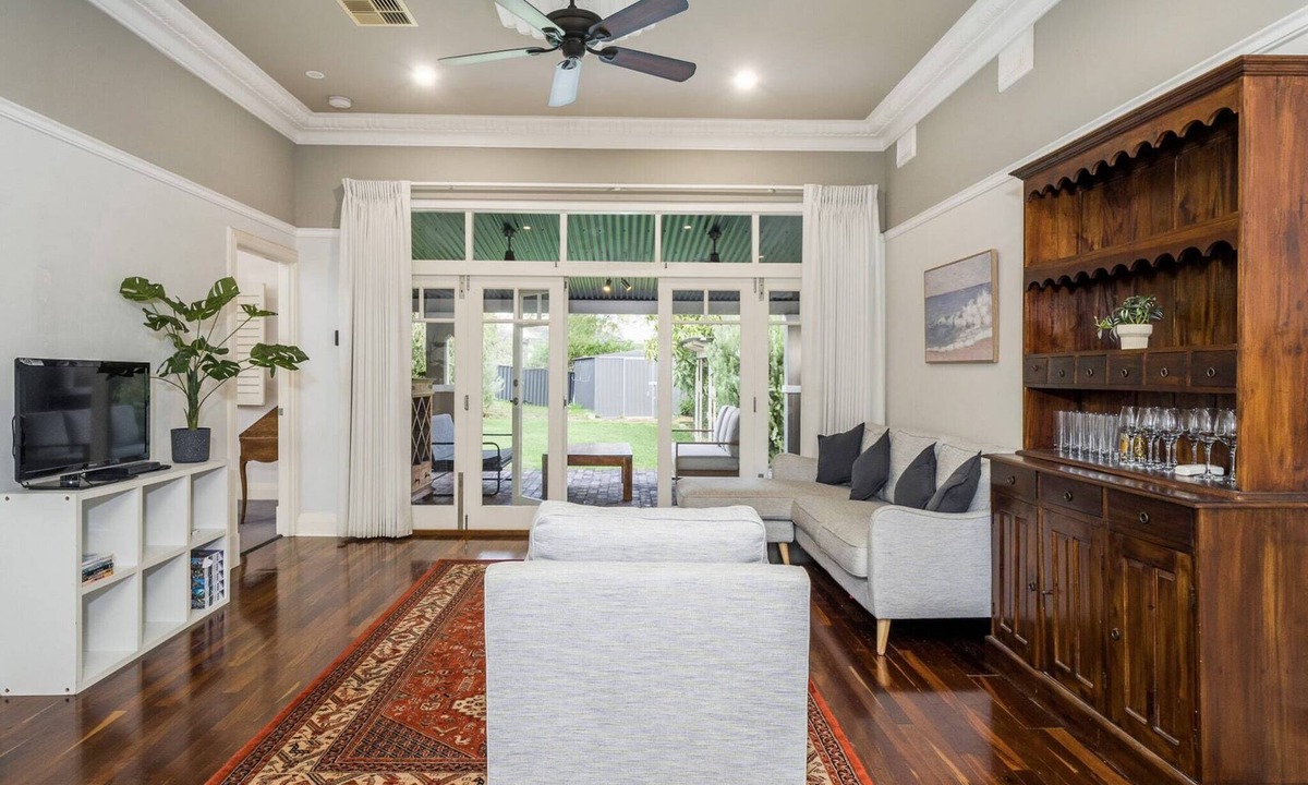 Kensington Apartment | Incredible 3-Bed Renovated Home with Huge Garden