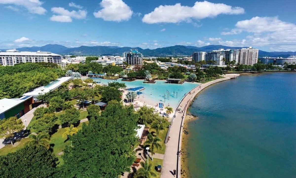 Cairns Central Business District Apartment | Inner City One Bedroom Apartment with Pool View 22