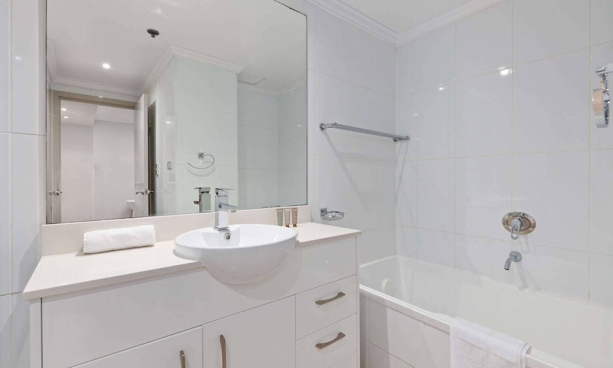 Waterloo Apartment | Inner-city Stay with Pool and Gym Access