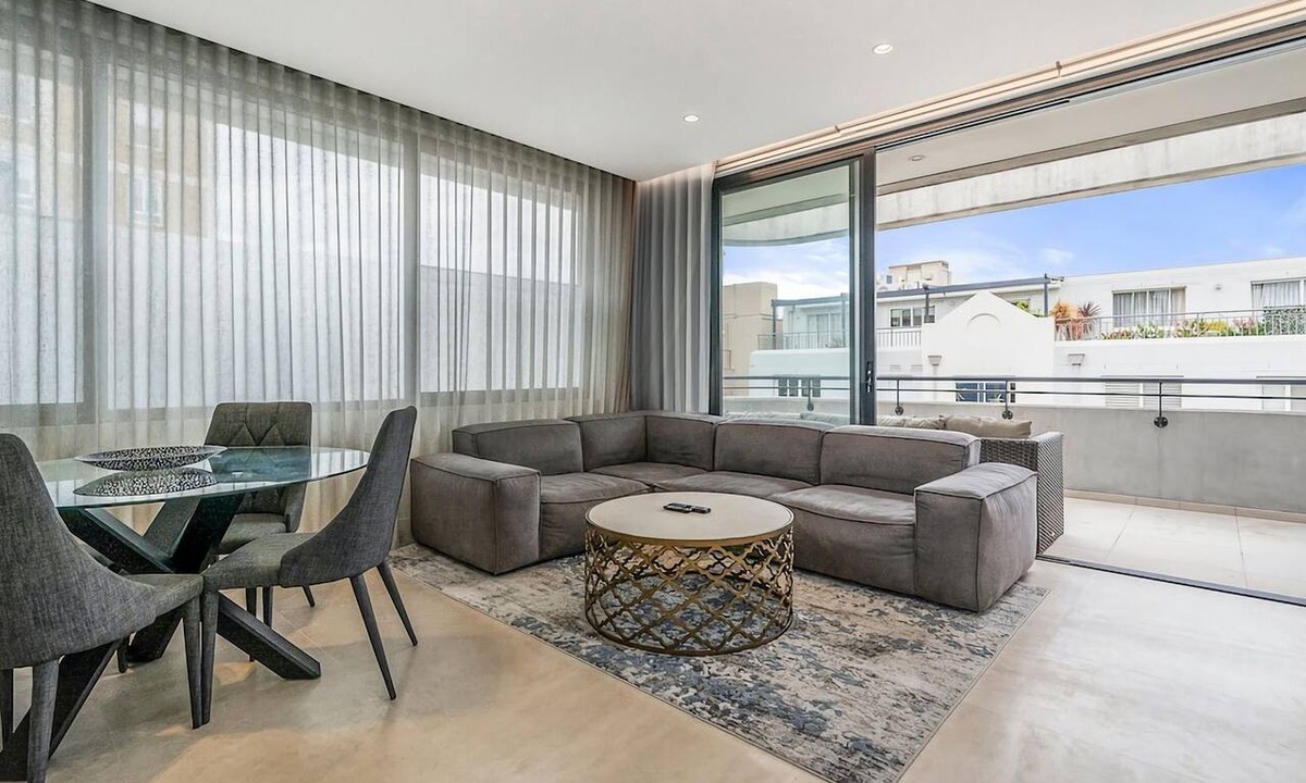 Coogee Apartment | Inviting 2BR Unit w/Parking near Coogee Beach