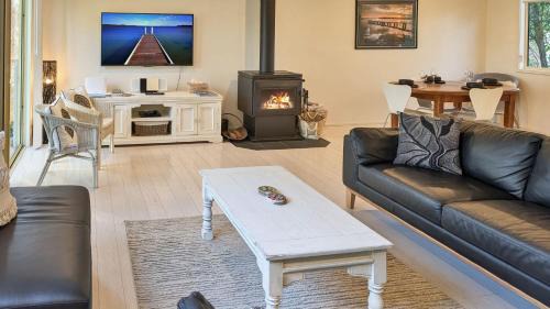Erowal Bay House | Jan's Retreat by Experience Jervis Bay