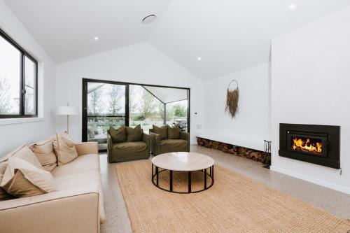 Bombira House | Jarli Barn - Refined Wine Country Retreat with Pool