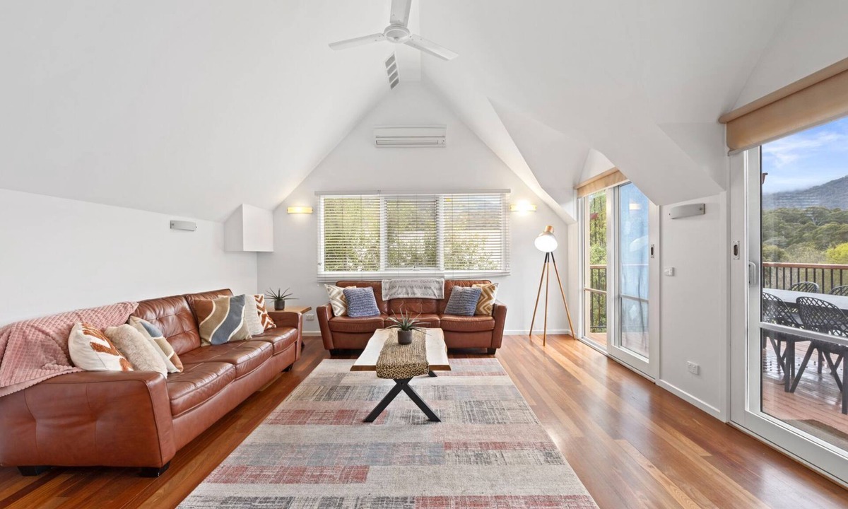 Merrijig House | Jarrah Lodge - Sleeps 10 - Merrijig