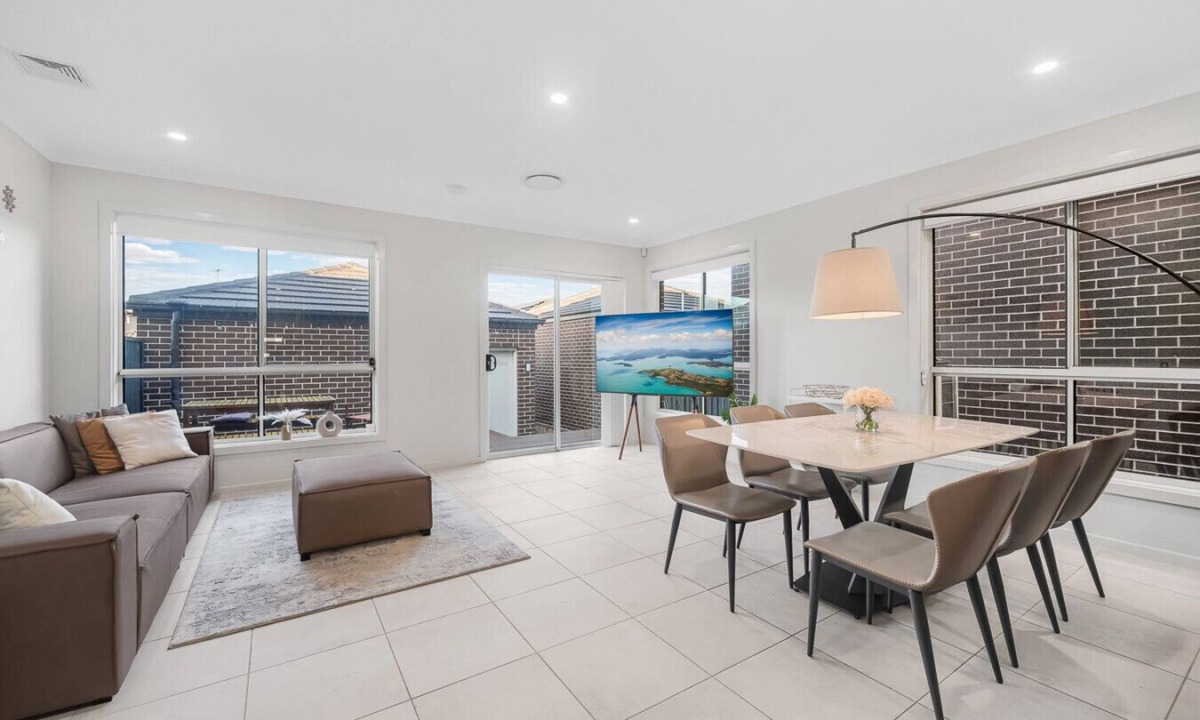 Bardia House | JC House - 4 Br, AC & Wi-Fi Close Coles & Train