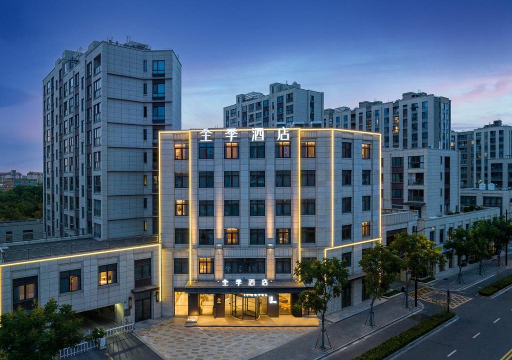 Pudong Hotel | JI Hotel Shanghai Dishui Lake Subway Station