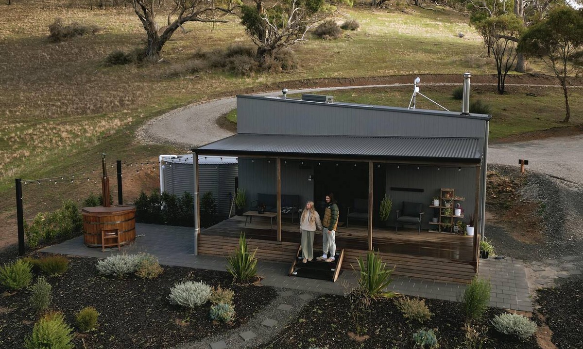 Flaxman Valley Cabin | Kaiser - Self contained tiny house with king bed
