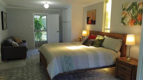 Valery House | King Bed on Mid North Coast 8 mins A1