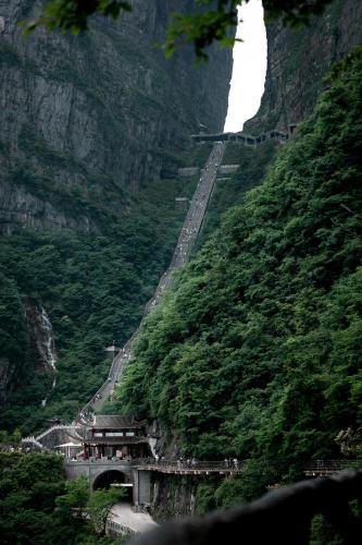Yongding Hotel | King Maker Grand Hotel-Gift Admission Ticket Junsheng Sand-Gravel Art Academy-At the Gate of Tianmen Peak Cableway-Free pick-up