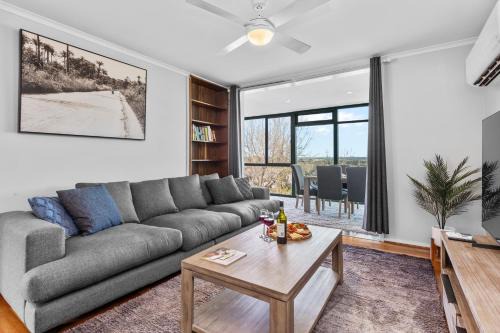 Kooringal Apartment | Large 5BR Retreat - Sleeps 10 - Outdoor Entertaining