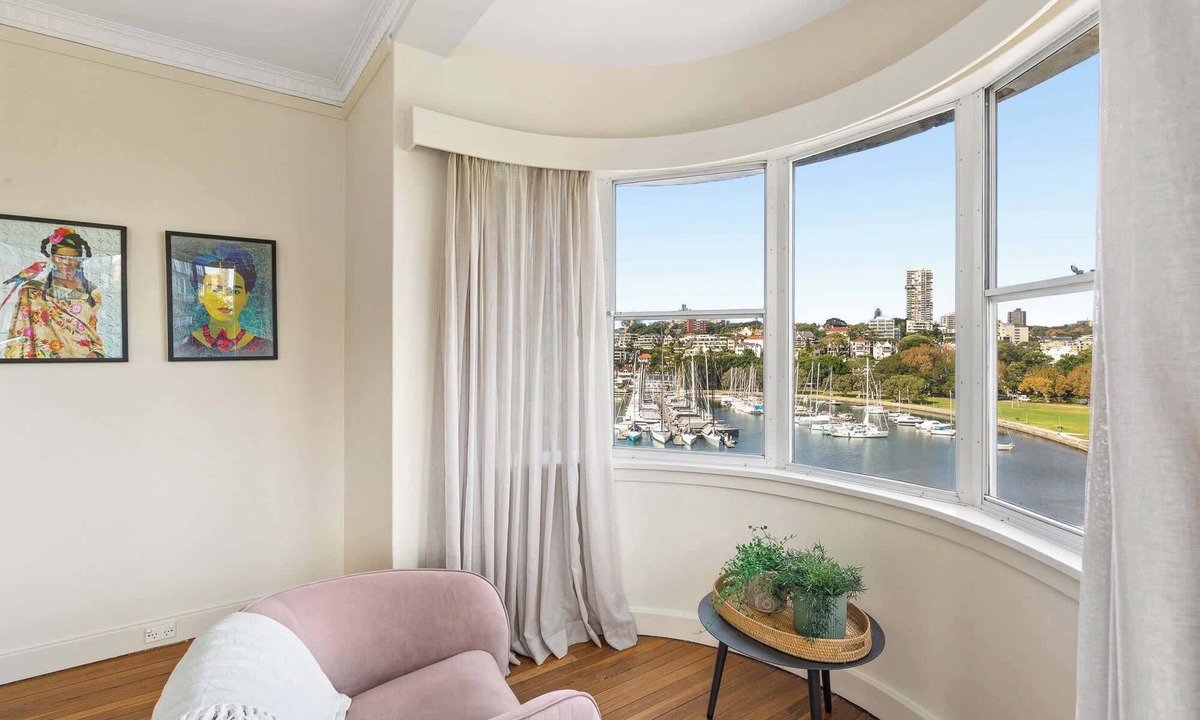 Elizabeth Bay Apartment | Large Comfortable Deco Apartment with Marina Views