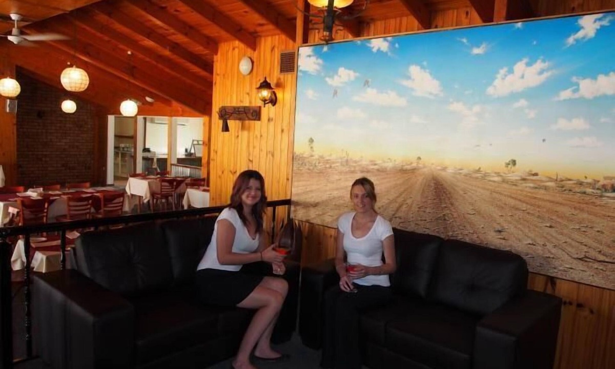 Lightning Ridge Hotel | Lightning Ridge Outback Resort & Caravan Park