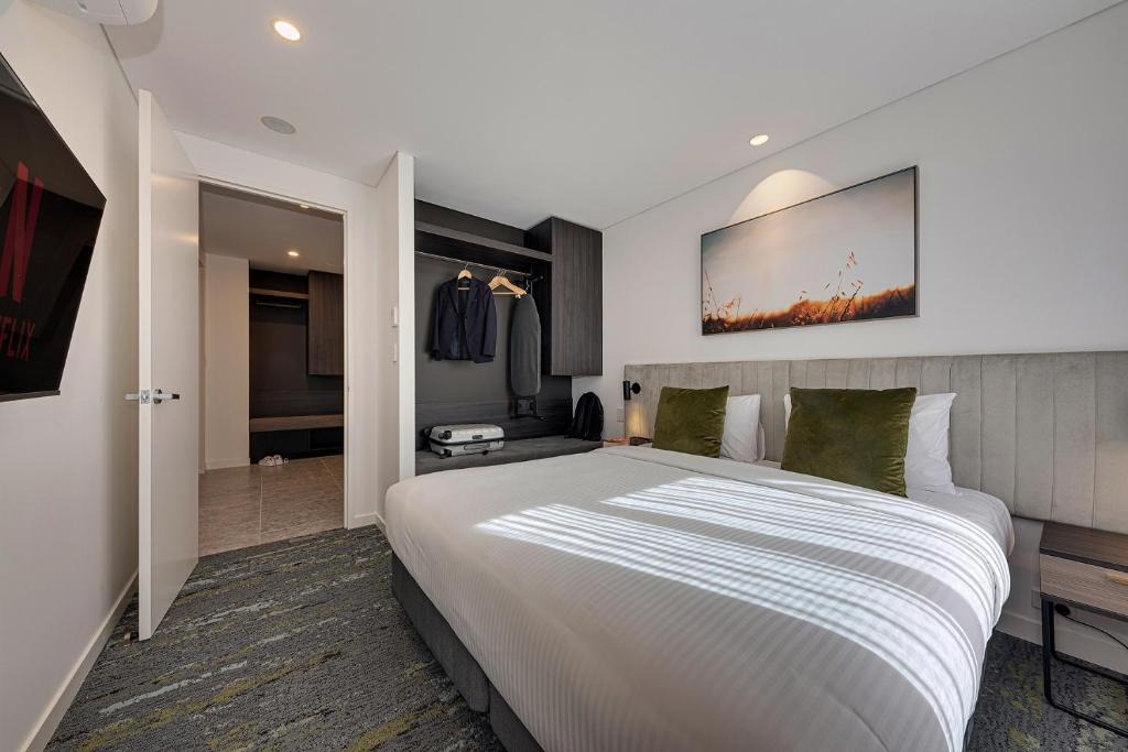 Kingswood Hotel | Littomore Suites Kingswood