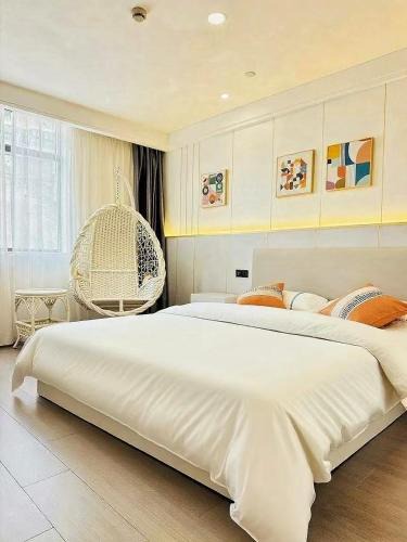 Huaihai Road Commercial Area Hotel | Longchen Holiday Hotel-close to Xintiandi and Huaihai Middle Road