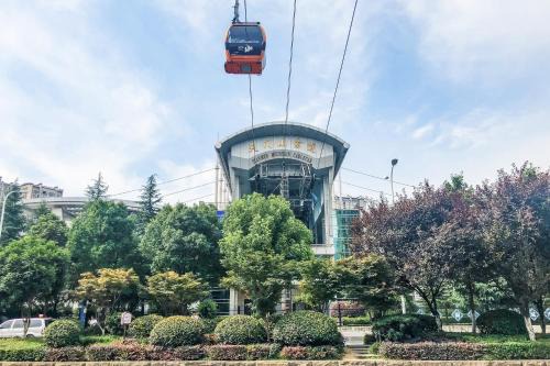 Yongding Hostel | Luna's Travel House-Family and group-friendly,Walk 2 minutes to Tianmen Cableway,Free pick up service,Book tickets, Free Laundry,Experienced tour guide service,Group tour