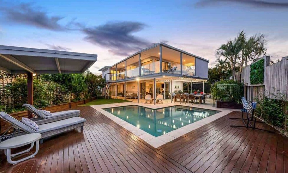 Mooloolaba House | Luxury 5BR Canal Front Retreat Mooloolaba