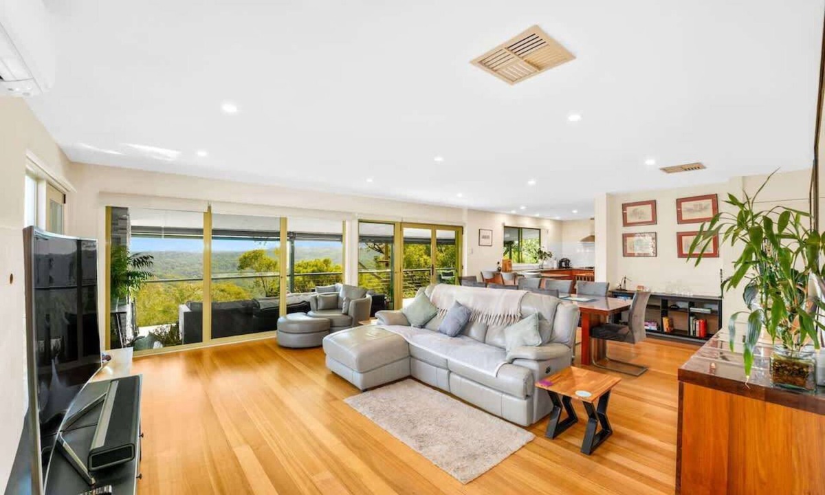 North Warrandyte House | Luxury Warrandyte Retreat w Pool, Views & Theatre