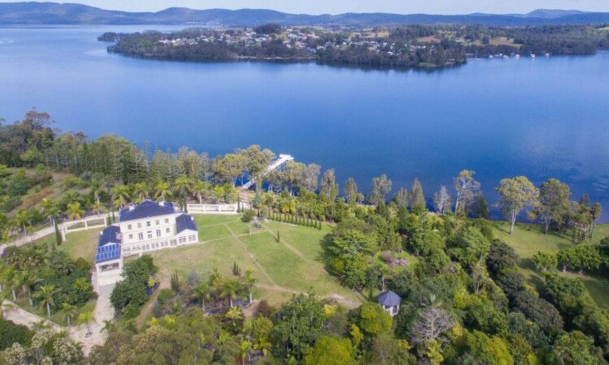 Wallis Lake House | Luxury Waterfront property on Wallis Private Island Forster w/fishing, hiking