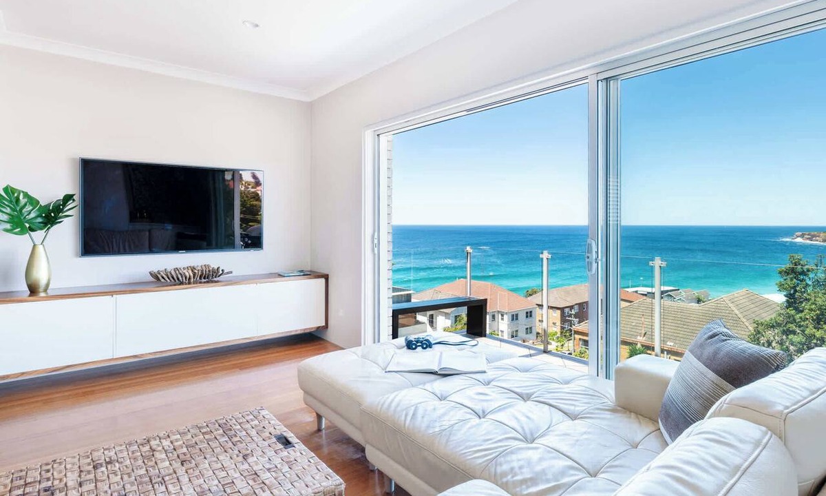 Tamarama Apartment | Magnificent Sweeping Coastal Panorama