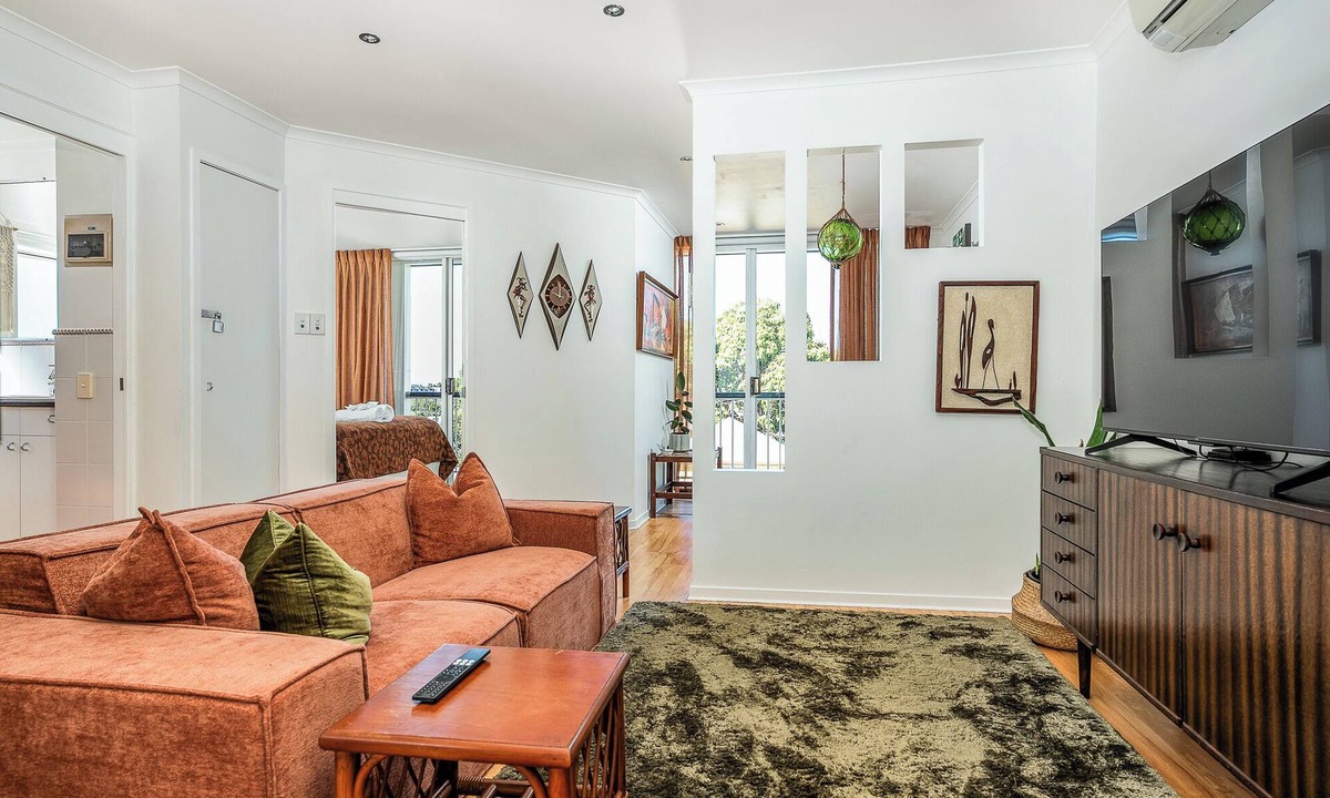 Kangaroo Point Apartment | Mid-Century Suite - 1 Bed 1 Bath 1 Car 2 Balconies
