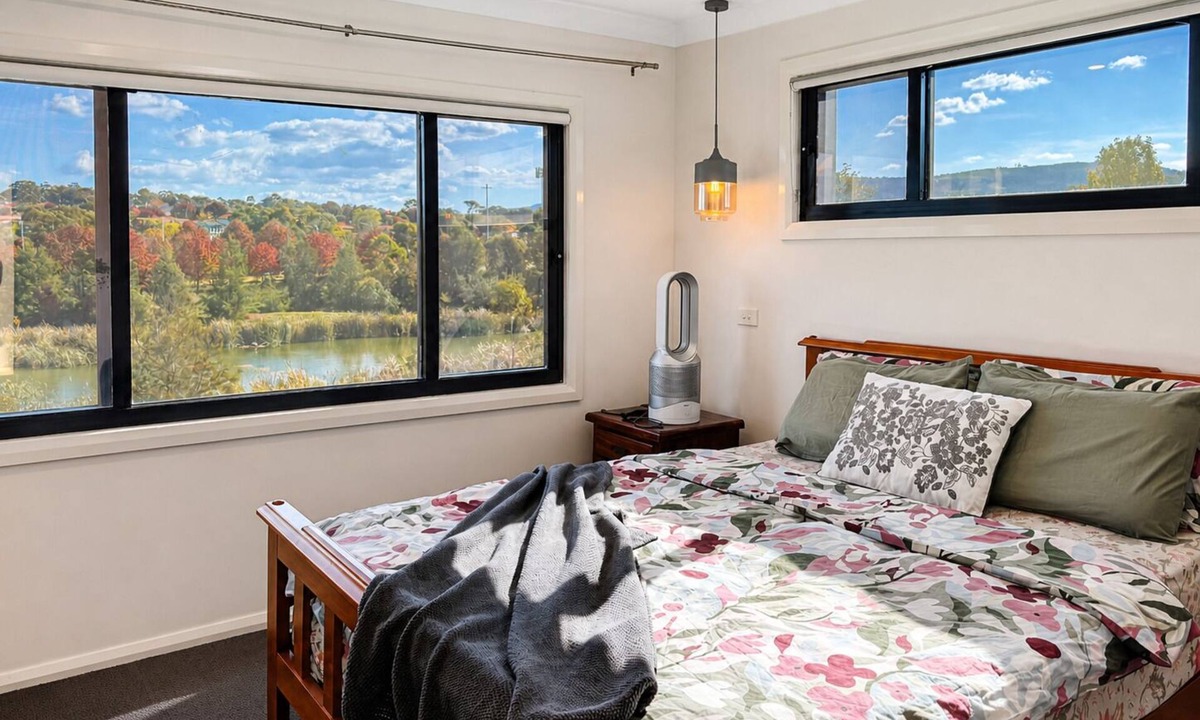 Moncrieff House | Modern 2-Storey 5BR House | Family, Pets Friendly & Pond Views