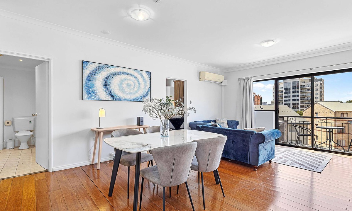 East Perth Apartment | Modern 2BR Pool Gym Parking