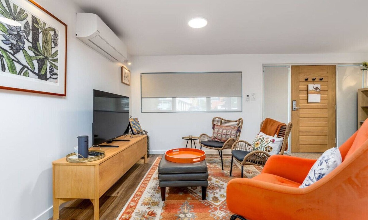 Deakin House | Modern Home: Conveniently Close to Hospitals