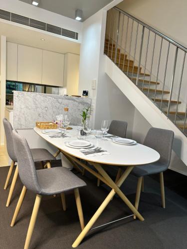 Capital Hill Apartment | Modern Loft Retreat in Barton Canberra ACT near Parliament House