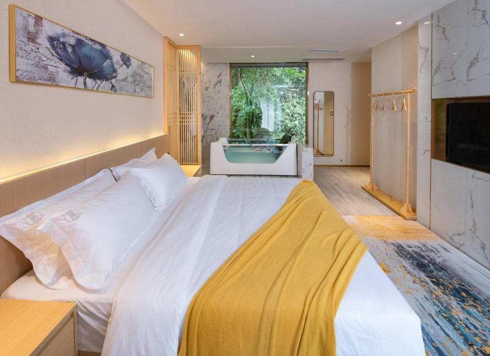 Fenghuang House | Moon River View Hotel