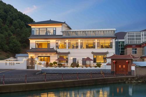 Shangri-La Hotel | Namuzhuo Songzanlin Riverside Garden Guesthouse