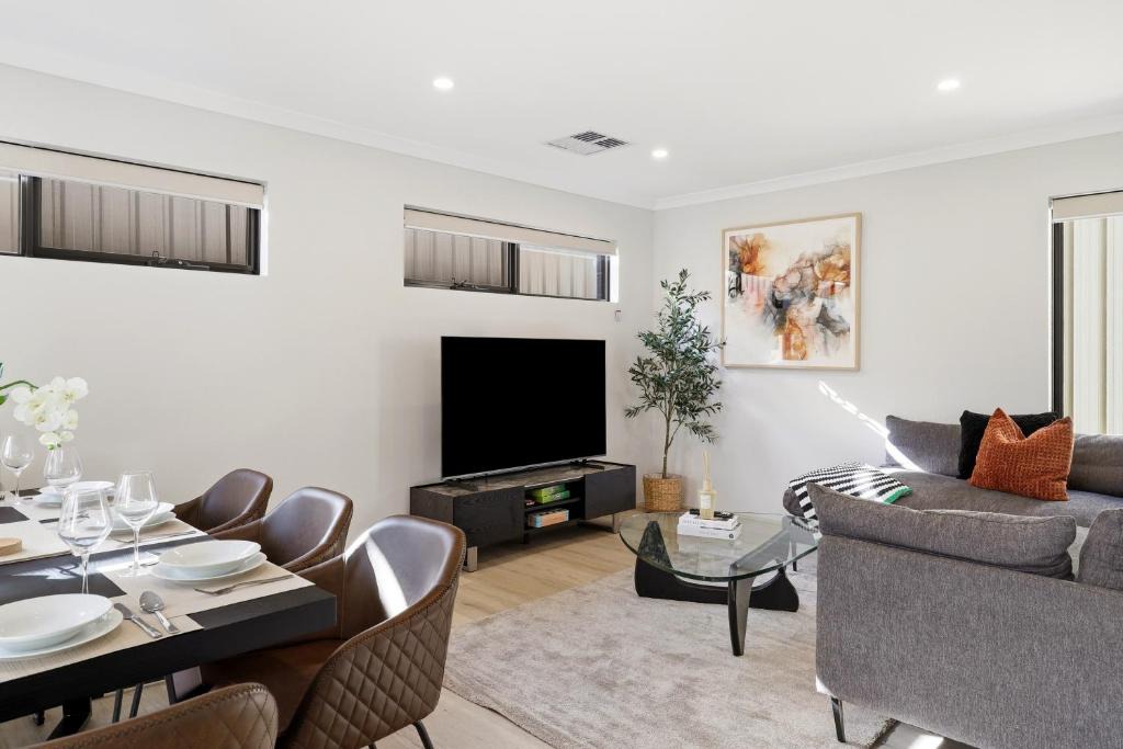 Bentley House | NEW BUILD! Spacious Modern 5-Bed Bentley Townhouse