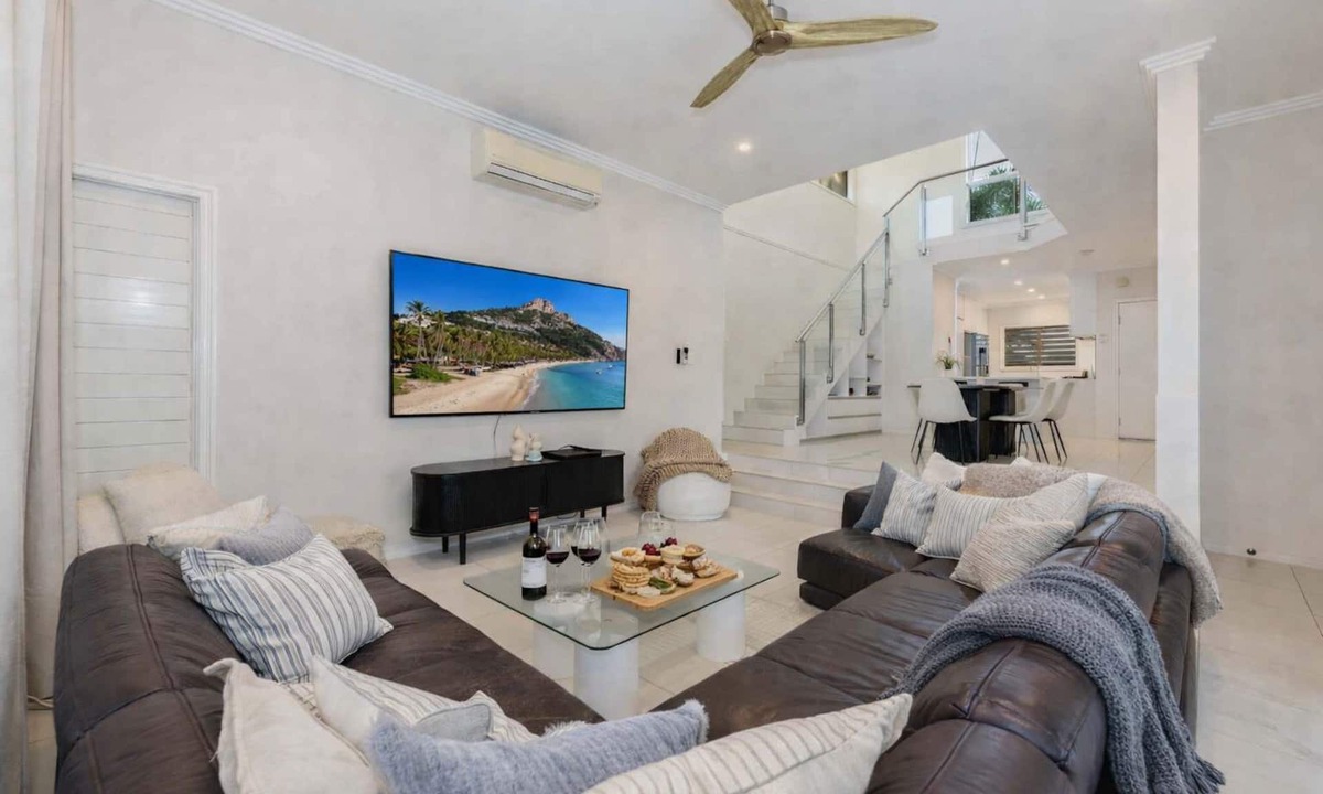 North Ward House | North Ward Beachside Home, Townsville | 4BR | 2 King Beds | Walk to Strand