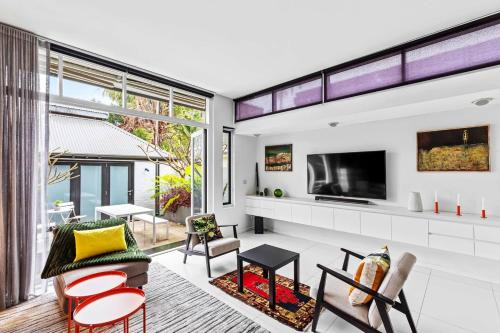 Camperdown House | 'Northwood Haus' Refined Federation-style Retreat