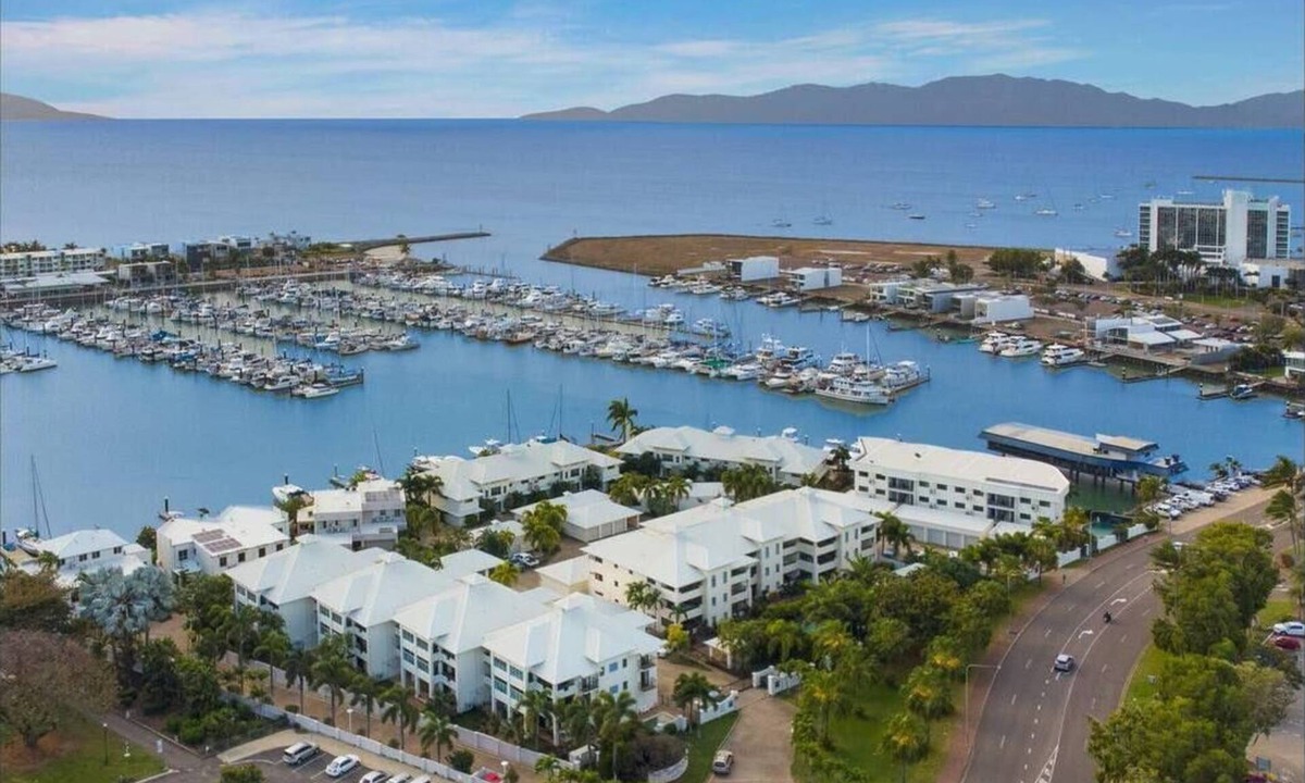 Townsville Apartment | Ocean and River views!