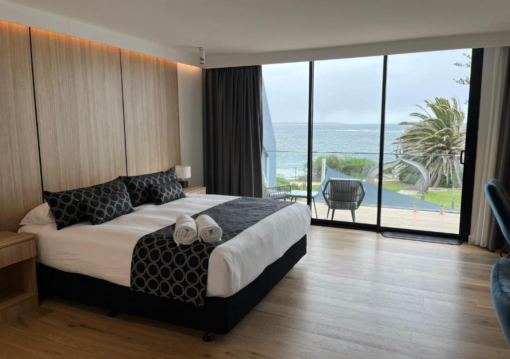 The Entrance Hotel | Ocean Front Motel
