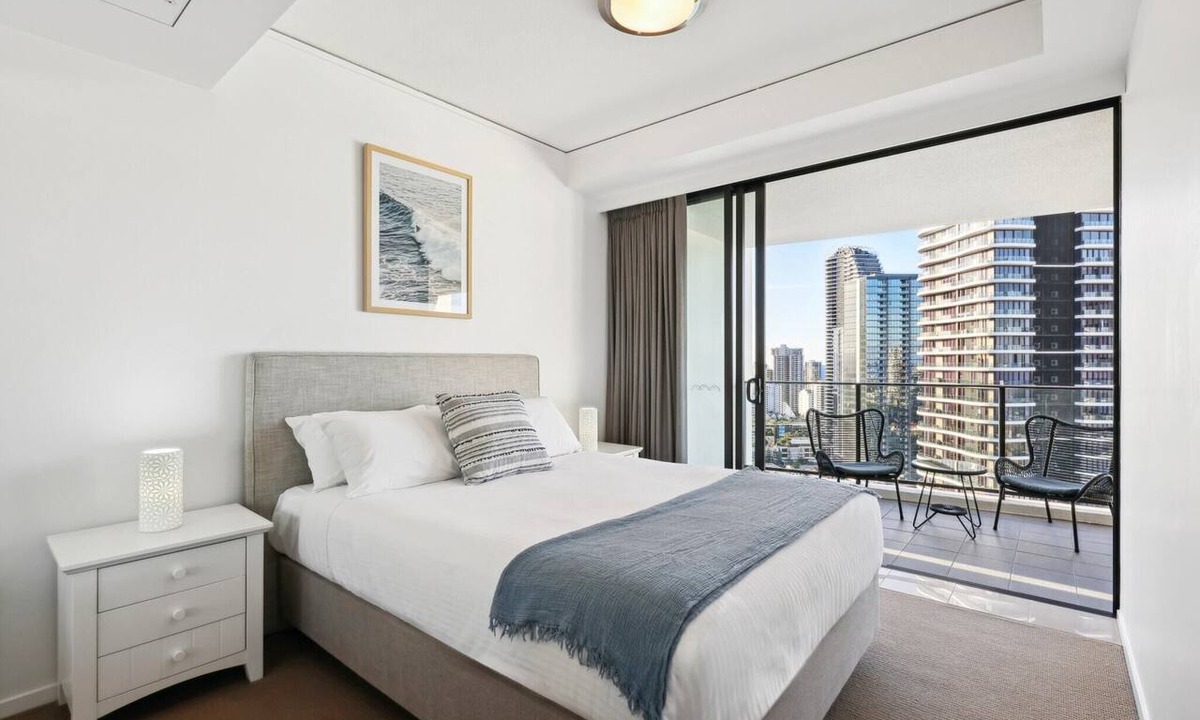 Broadbeach Apartment | Ocean View 3-Bed with Gym, Pool