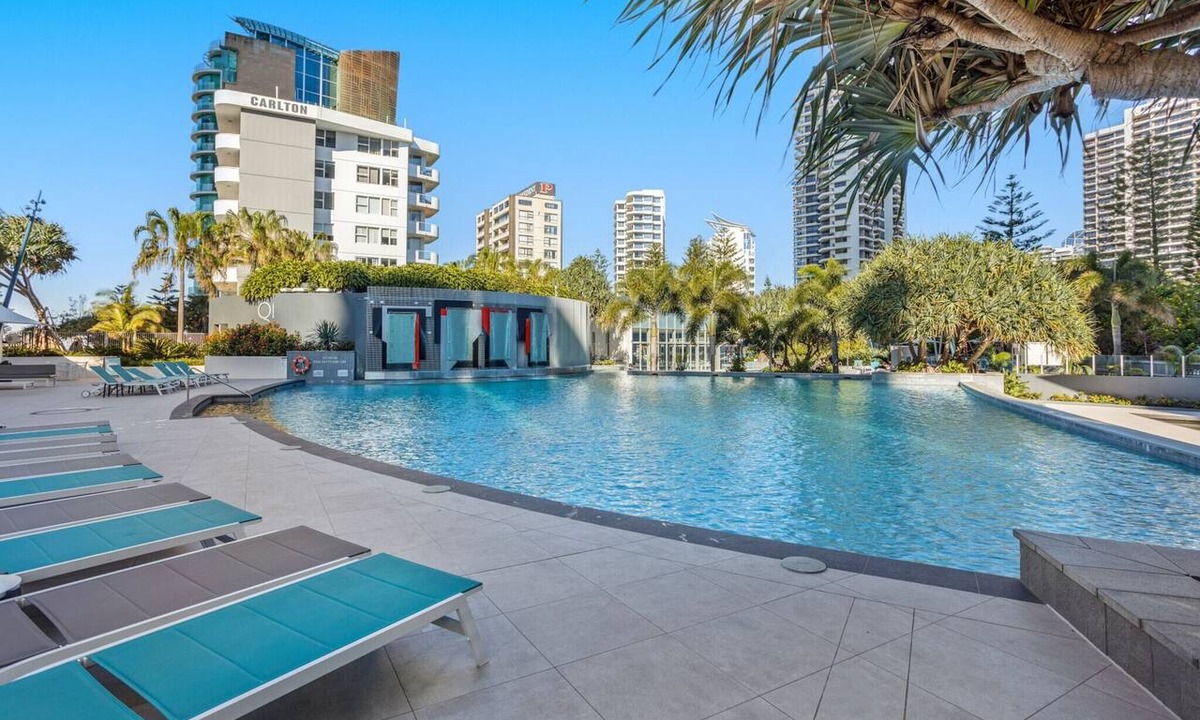 Surfers Paradise Apartment | Oceanview 2-Bed with Pool, Sauna, Gym & Parking