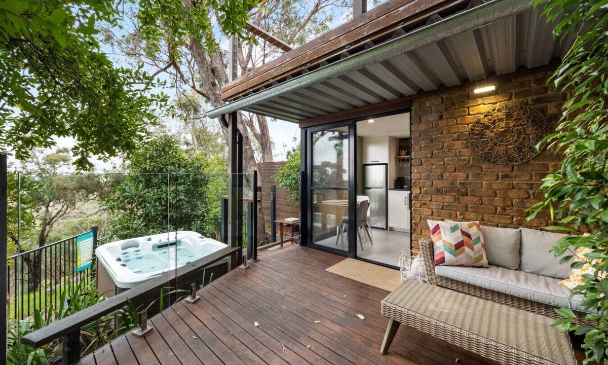 Belair Apartment | On The Deck Studio: Spa Hideaway in Scenic Belair