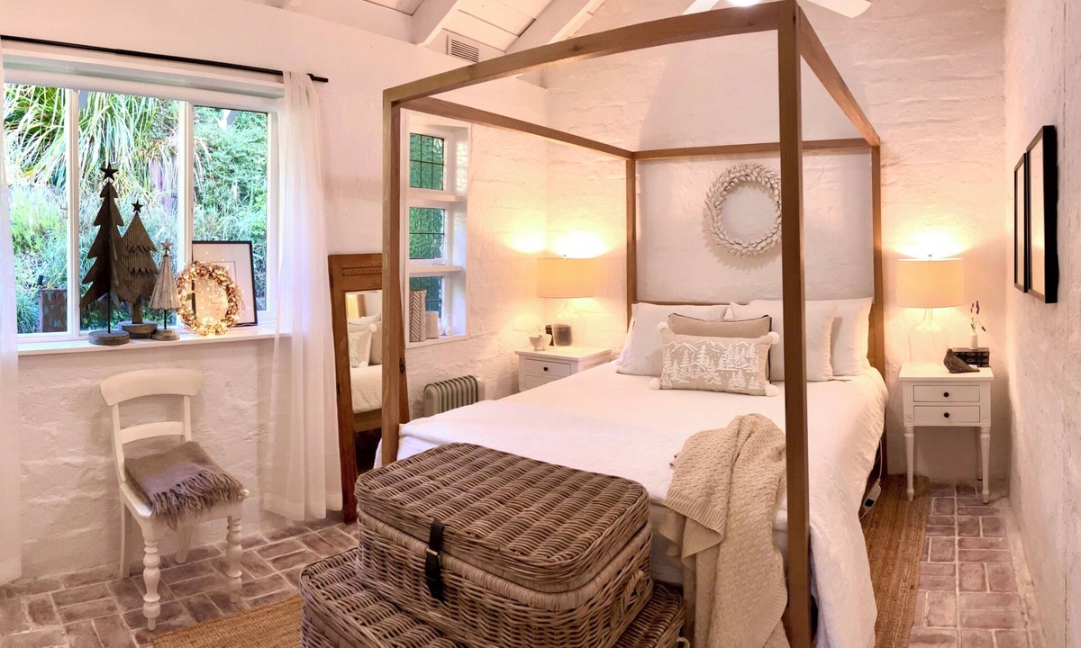 Healesville House | ONE WEE COTTAGE Cosy, romantic Dog friendly & booking now for Christmas in July
