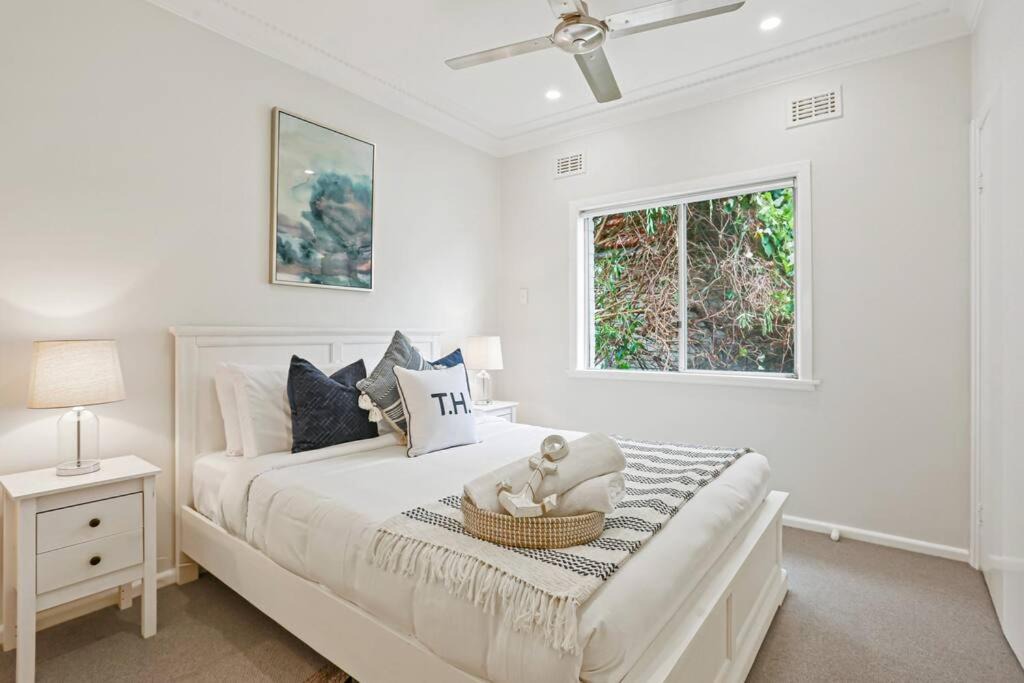 Toukley House | Panoramic Lakefront 6 BDRM Villa