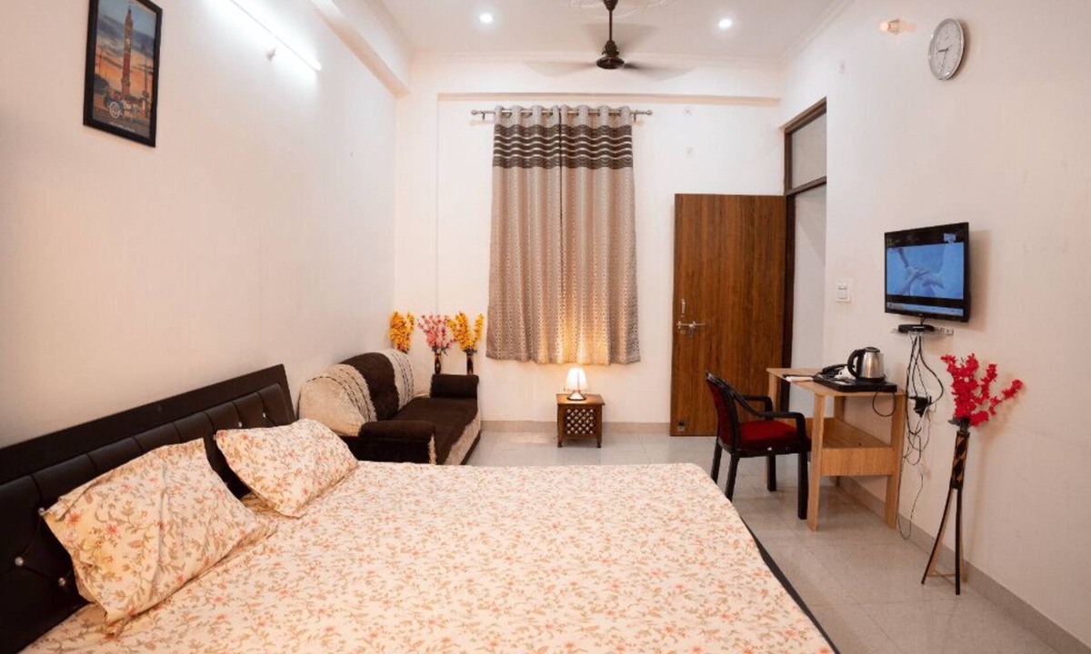 Gomti Nagar Bed & Breakfast | Peaceful 1BHK Near Taj | Kitchen + Breakfast